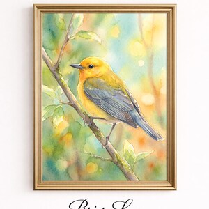 Könnte beinhalten: Aquarellmalerei eines gelben Vogels mit grauen Flügeln, der auf einem Ast mit grünen Blättern sitzt. Das Kunstwerk ist in einem goldfarbenen Rahmen gerahmt. Der Text "Briar Lane DESIGN" befindet sich am unteren Rand des Rahmens.