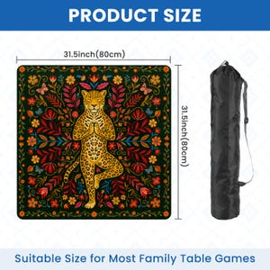 Puede incluir: Tapete de juego de mesa cuadrado de 80 cm x 80 cm con dise&ntilde;o de jaguar. El tapete presenta un jaguar en postura de yoga, rodeado de coloridos patrones florales sobre un fondo verde oscuro. Incluye una bolsa de transporte negra.