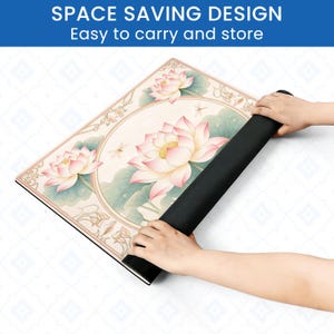 Puede incluir: Una esterilla de yoga enrollada con un dise&ntilde;o floral con flores de loto rosas y hojas verdes. La esterilla se est&aacute; enrollando. El texto "SPACE SAVING DESIGN Easy to carry and store" es visible en la parte superior.