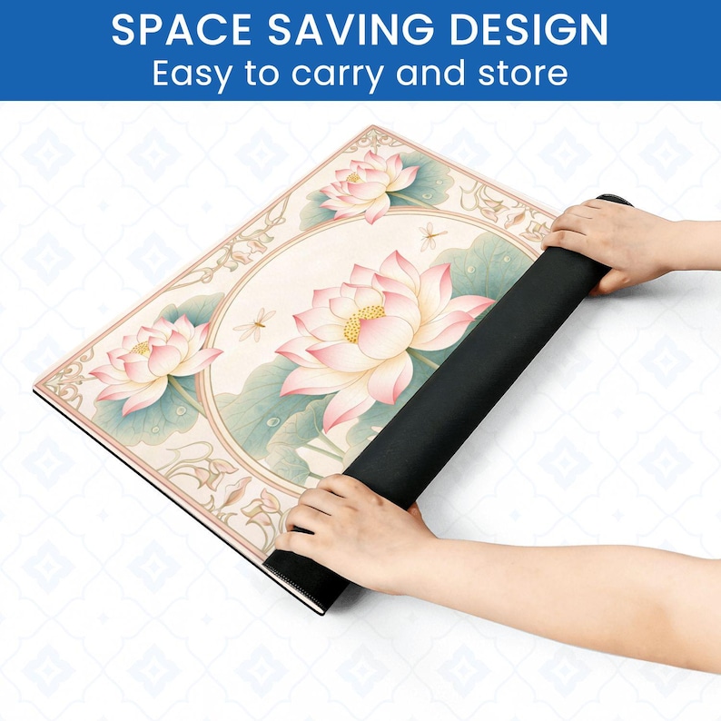 Puede incluir: Una esterilla de yoga enrollada con un dise&ntilde;o floral con flores de loto rosas y hojas verdes. La esterilla se est&aacute; enrollando. El texto "SPACE SAVING DESIGN Easy to carry and store" es visible en la parte superior.