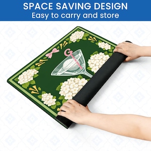 Peut inclure: Un tapis rectangulaire vert avec un motif floral et une illustration de verre &agrave; cocktail. Le tapis est enroul&eacute;, r&eacute;v&eacute;lant un dessous noir. Le texte en haut indique "SPACE SAVING DESIGN Easy to carry and store."