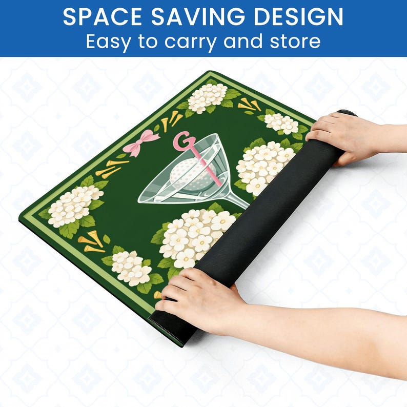 Peut inclure: Un tapis rectangulaire vert avec un motif floral et une illustration de verre &agrave; cocktail. Le tapis est enroul&eacute;, r&eacute;v&eacute;lant un dessous noir. Le texte en haut indique "SPACE SAVING DESIGN Easy to carry and store."