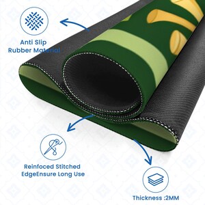 Peut inclure: Tapis de souris vert et jaune enroul&eacute;, avec une base en caoutchouc antid&eacute;rapant noir. Le tapis de souris pr&eacute;sente des bords cousus renforc&eacute;s pour la durabilit&eacute; et une &eacute;paisseur de 2 mm. Le texte "Anti Slip Rubber Material" est visible.