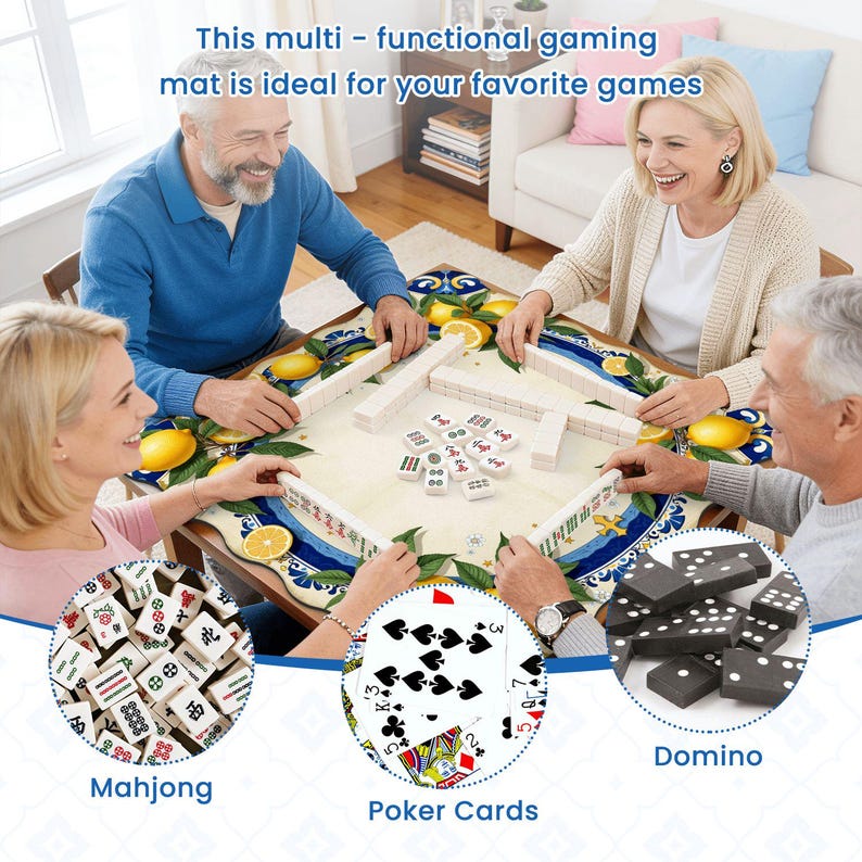 K&ouml;nnte beinhalten: Eine Gruppe von Leuten spielt Spiele an einem Tisch mit einer Tischdecke mit Zitronenmotiv. Zu den Spielen geh&ouml;ren Mahjong, Pokerkarten und Domino. Der Text auf dem Bild lautet: "Diese multifunktionale Spielmatte ist ideal f&uuml;r Ihre Lieblingsspiele."