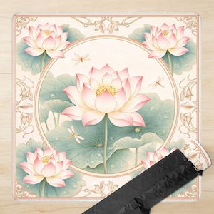 Puede incluir: Esterilla de yoga cuadrada con un dise&ntilde;o de acuarela de flores de loto rosas, hojas de nen&uacute;far verdes y lib&eacute;lulas. La esterilla tiene un fondo crema con un borde decorativo. Se incluye una bolsa de transporte negra.