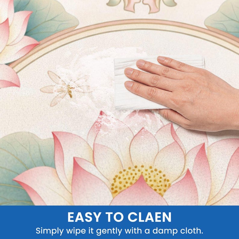Puede incluir: Primer plano de una superficie con estampado floral que se limpia con un pa&ntilde;o blanco. El dise&ntilde;o presenta flores de loto rosas, hojas verdes y una lib&eacute;lula. El texto "EASY TO CLEAN" se muestra en azul.