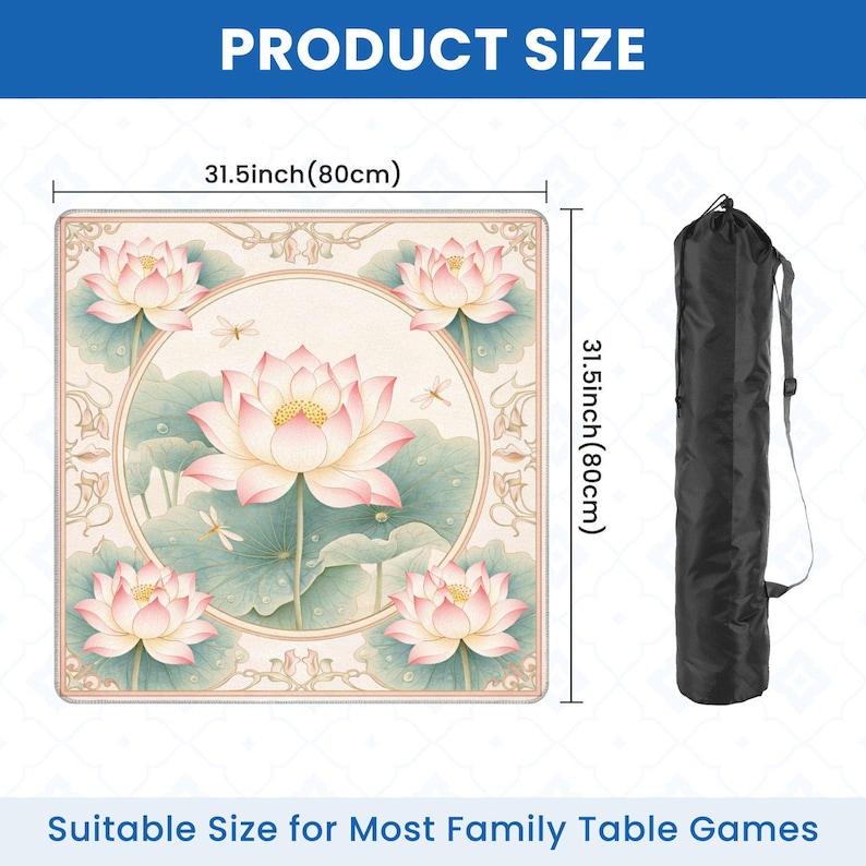 Puede incluir: Una alfombra de juego cuadrada con un dise&ntilde;o de flor de loto, que mide 80 cm por cada lado. La alfombra presenta flores de loto rosas y blancas, hojas verdes y peque&ntilde;as lib&eacute;lulas. Se muestra una bolsa de transporte negra junto a la alfombra. El texto dice "PRODUCT SIZE" y "Suitable Size for Most Family Table Games."
