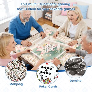 Puede incluir: Una alfombra de juego multifuncional con un dise&ntilde;o floral, con gente jugando al Mahjong. Im&aacute;genes adicionales muestran naipes y domin&oacute;. El texto en la alfombra dice "This multi - functional gaming mat is ideal for your favorite games."