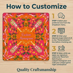 K&ouml;nnte beinhalten: Ein quadratisches, farbenfrohes Spielabend-Mittelst&uuml;ck mit floralem Design und Champagnerflaschen. Die Texte "How to Customize" und "Custom Monogram" werden angezeigt. Anweisungen zur Personalisierung werden bereitgestellt.