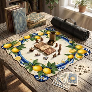 K&ouml;nnte beinhalten: Eine Majolica-Spielmatte mit Zitronen- und Bl&auml;ttermuster, umgeben von Spielsteinen, Karten und einer Tragetasche. Die Matte liegt auf einem Holztisch neben B&uuml;chern mit dem Titel "Myths & Marvels".
