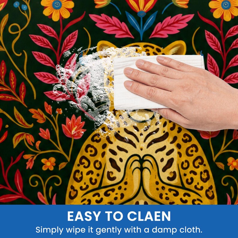 Puede incluir: Una mano limpia una secci&oacute;n de una superficie estampada con un pa&ntilde;o blanco y agua jabonosa. La superficie presenta un dise&ntilde;o de leopardo amarillo con manchas marrones y un estampado floral en rojo, naranja y amarillo sobre un fondo verde oscuro. Texto: "EASY TO CLEAN".