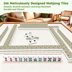 K&ouml;nnte beinhalten: Ein Set aus 166 Mahjong-Steinen, die auf einem Tisch angeordnet sind. Die Steine haben ein leuchtend gr&uuml;nes Blumenmuster auf der R&uuml;ckseite und traditionelle schwarze und rote chinesische Schriftzeichen oder Symbole auf der Vorderseite.