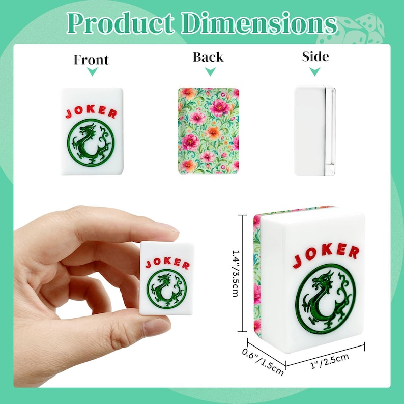 K&ouml;nnte beinhalten: Ein wei&szlig;er Mahjong-Spielstein mit dem roten Schriftzug JOKER &uuml;ber einem gr&uuml;nen Drachenemblem auf der Vorderseite, einem Blumenmuster auf der R&uuml;ckseite und einer schlichten Seite. Die Ma&szlig;e betragen 3,5 cm x 2,5 cm x 1,5 cm.