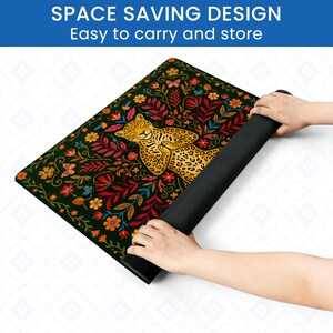 Puede incluir: Una esterilla de yoga negra enrollada con un colorido dise&ntilde;o floral y de leopardo. La esterilla es de color verde oscuro con una ilustraci&oacute;n central de un leopardo amarillo. El texto "SPACE SAVING DESIGN Easy to carry and store" est&aacute; en la parte superior.