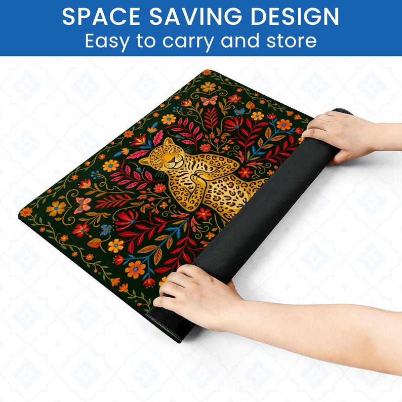 Puede incluir: Una esterilla de yoga negra enrollada con un colorido dise&ntilde;o floral y de leopardo. La esterilla es de color verde oscuro con una ilustraci&oacute;n central de un leopardo amarillo. El texto "SPACE SAVING DESIGN Easy to carry and store" est&aacute; en la parte superior.