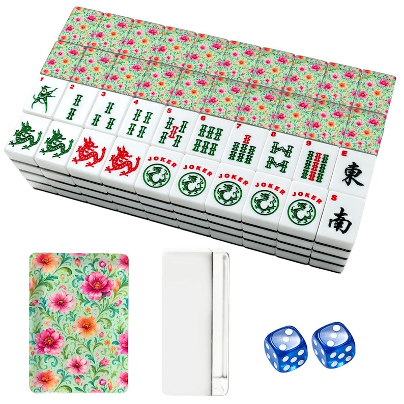 K&ouml;nnte beinhalten: Ein Set aus Mahjong-Spielsteinen mit einem Blumenmuster auf der R&uuml;ckseite in Rosa-, Orange- und Gr&uuml;nt&ouml;nen. Die Vorderseite der Steine zeigt verschiedene gr&uuml;ne und rote Symbole, Drachenillustrationen, das Wort JOKER und schwarze Schriftzeichen.