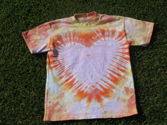 how to make a heart on tie dye shirt