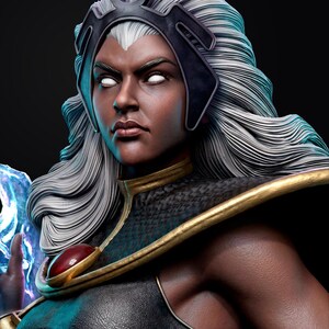 Pu&ograve; includere: Un busto dettagliato di Storm, un personaggio con la pelle scura, occhi bianchi e capelli bianchi fluenti. Indossa un costume nero e oro con un copricapo. Un effetto di energia blu e bianca &egrave; visibile a sinistra.