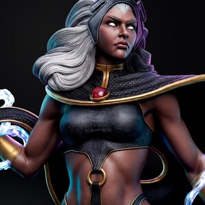 Pu&ograve; includere: Statua dettagliata di Tempesta degli X-Men. La figura ha capelli grigi, occhi bianchi e indossa un costume nero e oro con una gemma rossa. La statua &egrave; un oggetto da collezione.