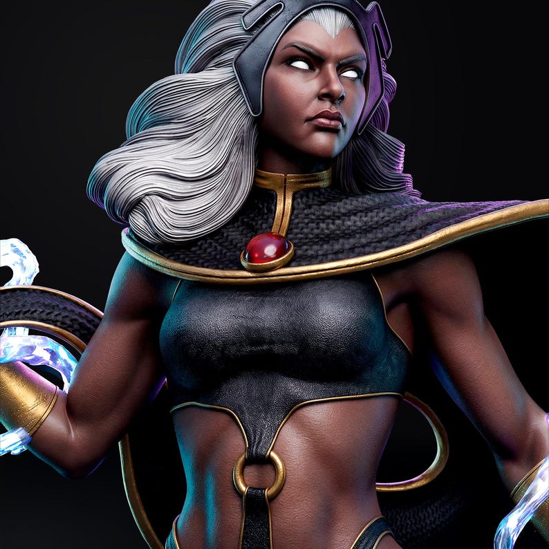 Pu&ograve; includere: Statua dettagliata di Tempesta degli X-Men. La figura ha capelli grigi, occhi bianchi e indossa un costume nero e oro con una gemma rossa. La statua &egrave; un oggetto da collezione.