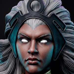 Pu&ograve; includere: Busto dettagliato di un personaggio con espressione severa. La figura ha occhi bianchi, pelle scura e capelli bianchi fluenti. Un copricapo nero incornicia il viso. Il busto &egrave; un oggetto da collezione, probabilmente di una serie di fumetti o fantasy.