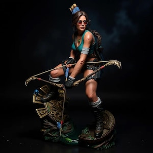 Puede incluir: Figura detallada de una mujer en acción, sosteniendo un arco y una flecha. Viste un top turquesa, pantalones cortos y botas, con una mochila y gafas de sol. La base presenta intrincadas tallas y un diseño tribal, con fondo oscuro.