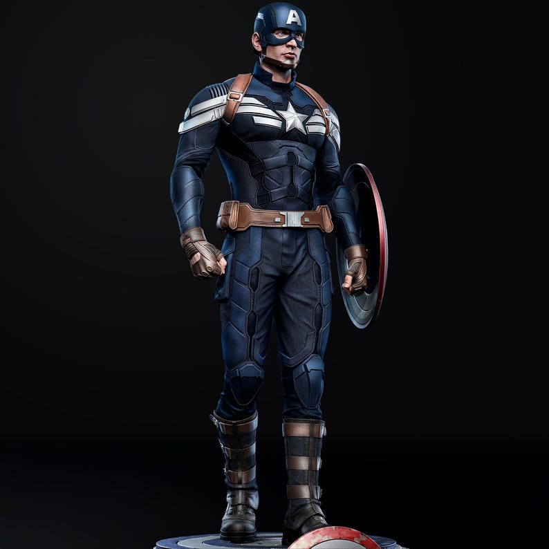 Op de afbeelding: Gedetailleerd beeldje van Captain America in een dynamische pose, gekleed in een blauw en wit pak met een ster-embleem. De figuur houdt een schild vast en draagt een helm met de letter "A". Het ontwerp is zeer gedetailleerd.