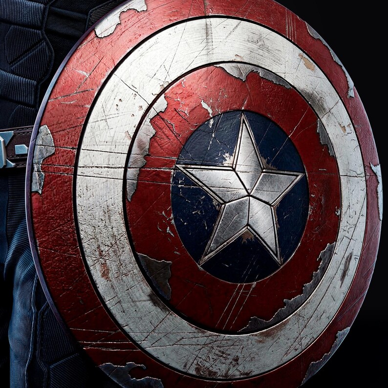 Op de afbeelding: Een close-up van Captain America's schild. Het schild is rond met een zilveren ster in het midden, omringd door een blauwe cirkel. De buitenste ringen zijn rood en wit, met een versleten, door de strijd beschadigde uitstraling.