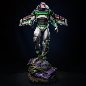 Puede incluir: Una detallada figura de Buzz Lightyear en una pose dinámica, con un traje espacial blanco, verde y negro con alas retráctiles. La figura se alza sobre una base rocosa con detalles morados y verdes, mostrando detalles intrincados y una estética futurista.