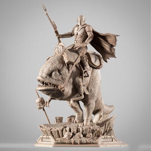 Può includere: Scultura beige dettagliata di un personaggio di una serie di fantascienza a cavallo di una grande creatura. La figura è corazzata e tiene una lancia. La creatura ha grandi denti ed è sellata. Un bastone con teschio e un secchio sono alla base.