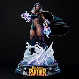Pu&ograve; includere: Statua dettagliata di Storm di Black Panther. La figura &egrave; in posa dinamica, con un mantello nero e oro, e tiene in mano energia luminosa. La base presenta il logo Black Panther e accenti viola.