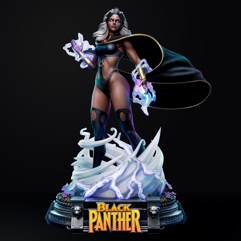 Pu&ograve; includere: Statua dettagliata di Storm di Black Panther. La figura &egrave; in posa dinamica, con un mantello nero e oro, e tiene in mano energia luminosa. La base presenta il logo Black Panther e accenti viola.