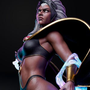 Pu&ograve; includere: Statua dettagliata di Tempesta degli X-Men. &Egrave; raffigurata con capelli bianchi, un abito nero e oro e un mantello nero. La statua presenta effetti di energia blu brillante e un'espressione severa.