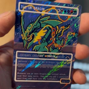MtG Ur-Dragon Anpassat Kort Pixel Art Surge Foil Proxy Holo Crossover Pokemon-inspirerad Mega Rayquaza OG Commander EDH