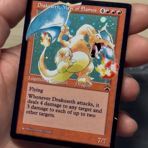 Op de afbeelding: Een rechthoekige ruilkaart met een illustratie van een oranje draak met blauwe vleugels die vuur spuugt. De kaarttekst luidt Drakuseth, Maw of Flames, Legendary Creature - Dragon, Flying, inclusief spelmechanica en het Proxxynator Customs logo.