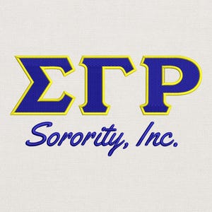 Puede incluir: Logotipo bordado con las letras griegas ΣΓΡ en azul con ribete amarillo, sobre las palabras "Sorority, Inc." en una fuente cursiva. El diseño está sobre un fondo de tela blanca.