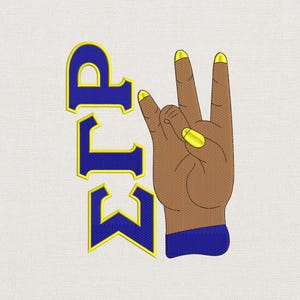 Puede incluir: Diseño bordado con las letras "CLP" en azul con ribete amarillo, junto a una mano marrón haciendo un gesto de rock and roll. Las uñas están pintadas de amarillo y la muñeca tiene un puño azul. El diseño está sobre un fondo blanco.