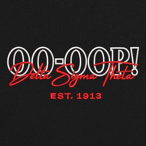 Puede incluir: Fondo negro con texto blanco y rojo. El texto dice "OO-OOP!" en blanco, con "Delta Sigma Theta" en escritura roja debajo. El texto "EST. 1913" está en rojo en la parte inferior.