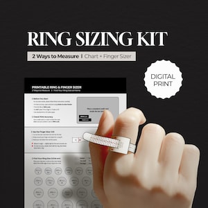 Puede incluir: Un kit para medir anillos con el texto "RING SIZING KIT" y "2 Ways to Measure". El kit incluye un medidor de anillos e impreso y un medidor de dedos que se usa en un dedo. También se ven las palabras "DIGITAL PRINT".