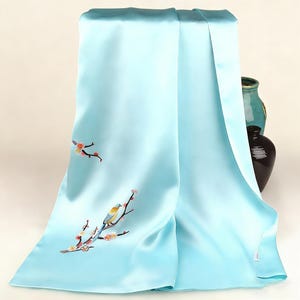 Bufanda de seda de Suzhou bordada a mano – Doble capa con motivos de moreras y aves chinas.