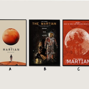 Puede incluir: Tres pósteres de película rectangulares de The Martian. El póster A muestra un planeta rojo sobre un pequeño astronauta. El póster B presenta un retrato de Matt Damon y un astronauta con traje. El póster C muestra una gran luna roja con el texto Help is only 140 million miles away.