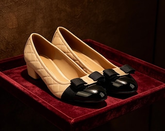 Kundenspezifische Einlegesohlen ， Beige Schwarz Gesteppte Blockabsatz Pumps, Schleifen Detail Kappe Zehenschuhe, Elegante Alltags Wohnungen