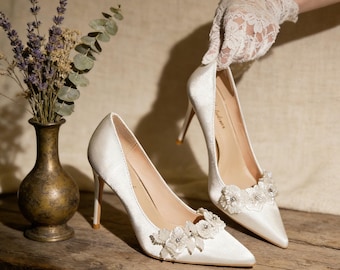 Solette personalizzate, Décolleté da sposa in raso bianco / Décolleté con applicazioni floreali in cristallo / Scarpe da sposa a punta