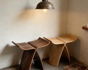 Stołek Butterfly, drewniane siedzisko akcentowe w stylu Mid-Century Modern