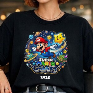 Pu&ograve; includere: Un tagliere in legno fatto a mano con finitura naturale. La tavola presenta un bordo vivo su un lato e una forma rettangolare. Misura circa 45 cm di lunghezza e 30 cm di larghezza.