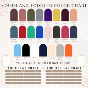 Pu&ograve; includere: Tazza in ceramica bianca con manico nero e la scritta "But First, Coffee" in nero. La tazza &egrave; posta su uno sfondo sfocato, suggerendo un'atmosfera accogliente.