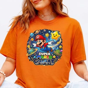 Pu&ograve; includere: Un cartello in legno fatto a mano con la scritta "Welcome" in un carattere giocoso. Il cartello presenta uno sfondo bianco invecchiato e una cornice in legno tinto scuro, perfetto per l'ingresso.