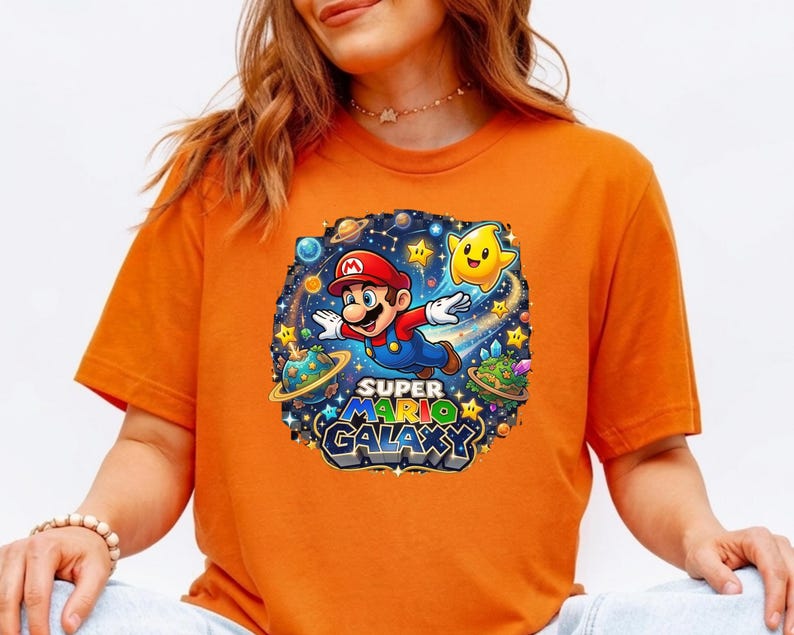 Pu&ograve; includere: Un cartello in legno fatto a mano con la scritta "Welcome" in un carattere giocoso. Il cartello presenta uno sfondo bianco invecchiato e una cornice in legno tinto scuro, perfetto per l'ingresso.