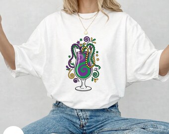 Camiseta con gráfico de bebida de Mardi Gras, camisa de carnaval con colores cómodos