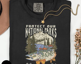 Camiseta con colores cómodos "Protejamos nuestros parques nacionales", camiseta de pesca y naturaleza, camiseta de aventura al aire libre, regalo para acampar y hacer senderismo.